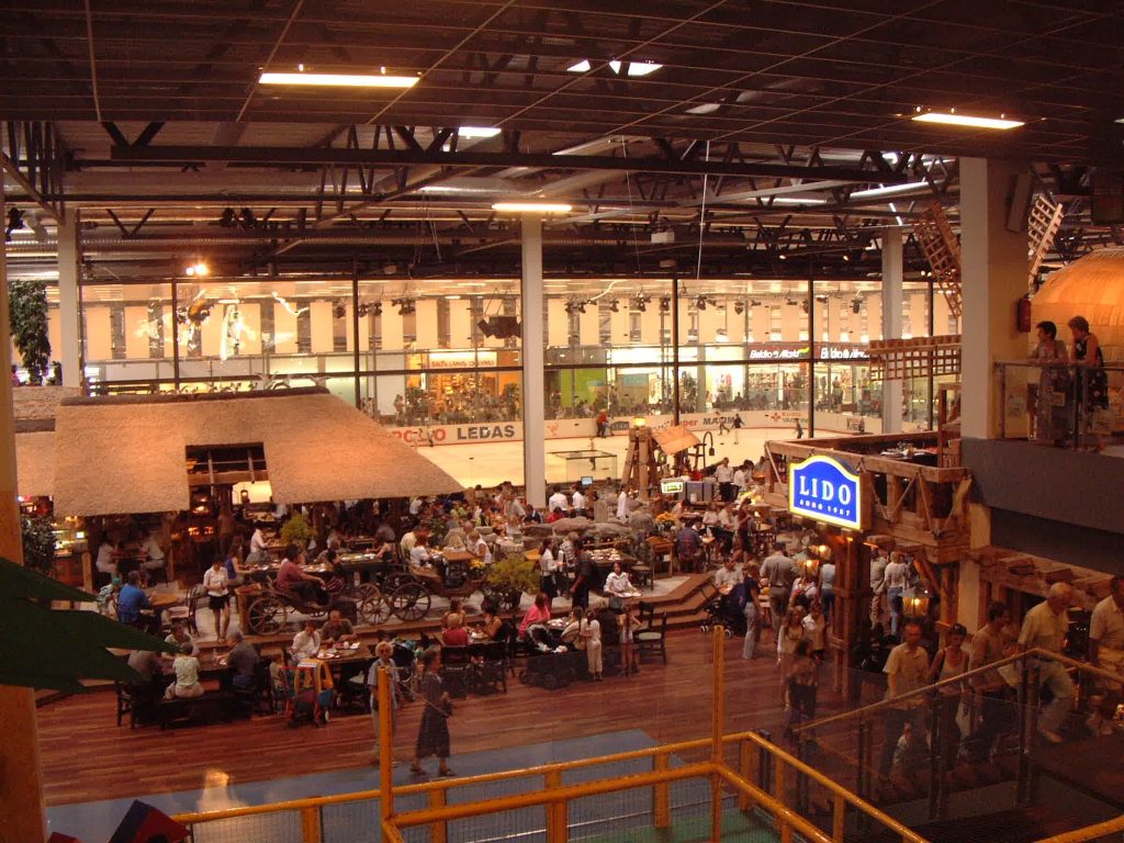 Wide overview of the permanent indoor ice arena at Vilnius Akropolis